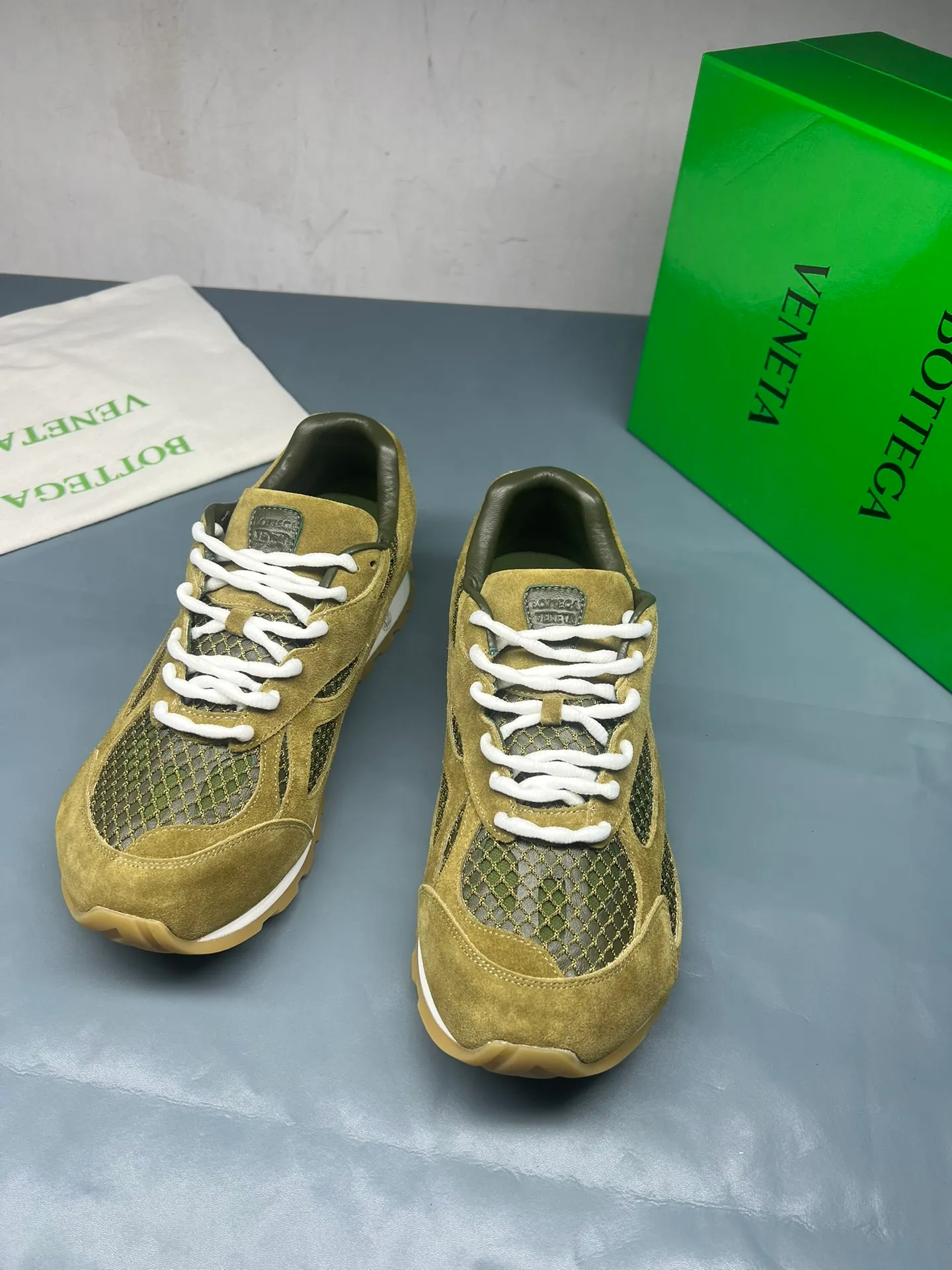 👟👟Ex-factory price 600👟👟 Men's size +10 Real photos 🔥🔥BV Orbit sneakers Wang Yibo's same style couple's dad shoes Runner sneakers, made of lightweight technical mesh fabric. Matched with geometric pattern designed rubber outsole, Wang Zha series high version. Look for the package technology. It is actually a lot taller, but the legs are still slim. Very nice, playable and durable. Matched to the standard💯 Package shoe technology. Look for the high version. The outsole is made of color-blocked TPU outsole. Women's model 35 36 37 38 39 40 41 42 (40 41 42 43 44 45 customized) (Customer logo can be accepted without refund or exchange at a favorable price) Equipped with original packaging